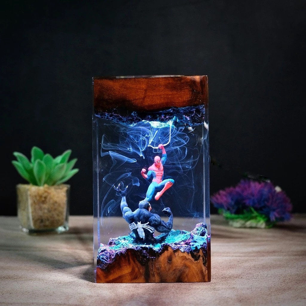 Đèn Trang Trí Resin Led Marvel Spider Man VS Venom