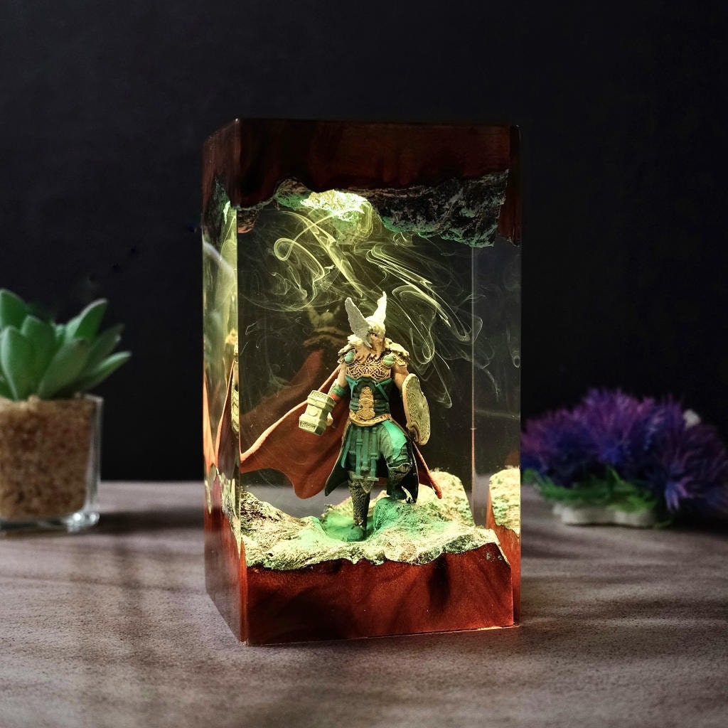 Đèn Trang Trí Resin Led Marvel Thor