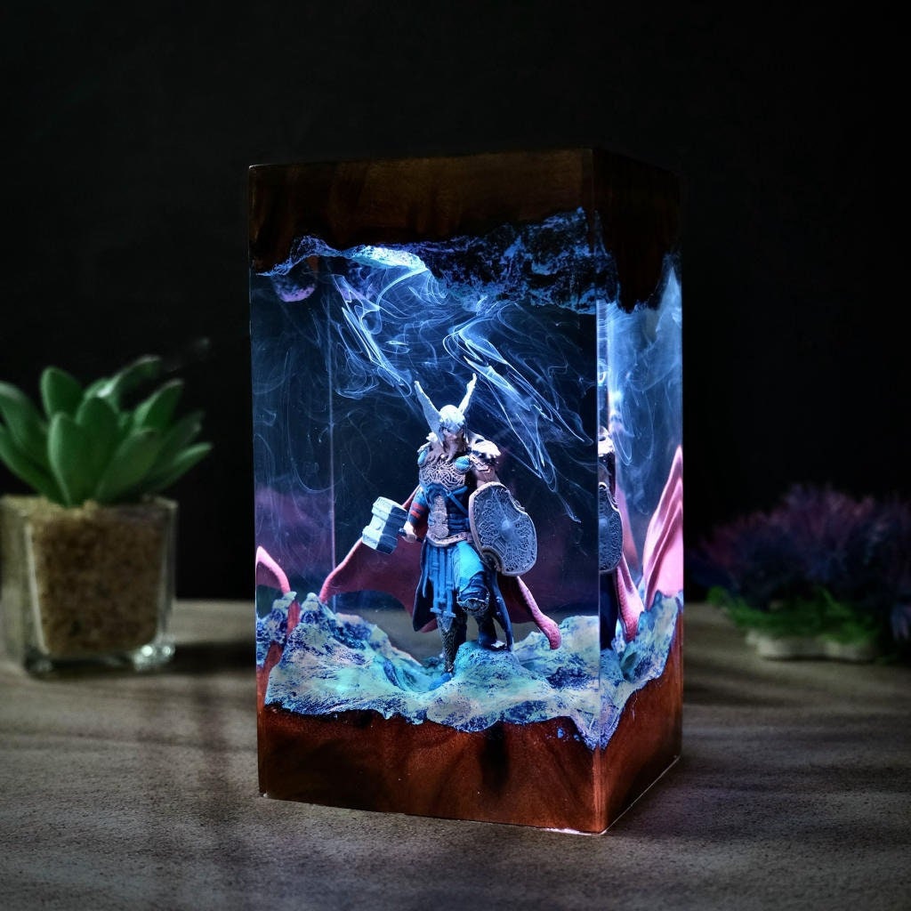 Đèn Trang Trí Resin Led Marvel Thor