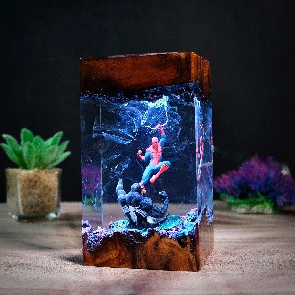 Đèn Trang Trí Resin Led Marvel Spider Man VS Venom
