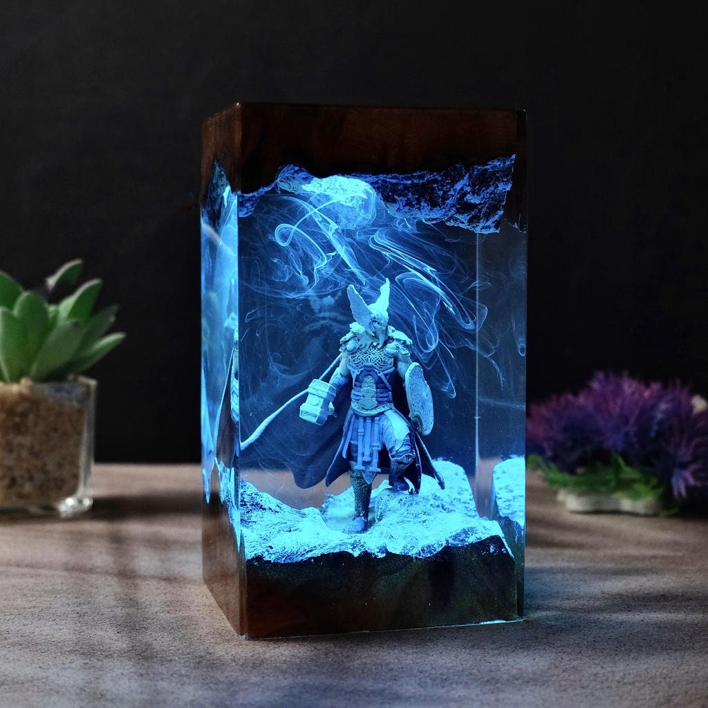 Đèn Trang Trí Resin Led Marvel Thor