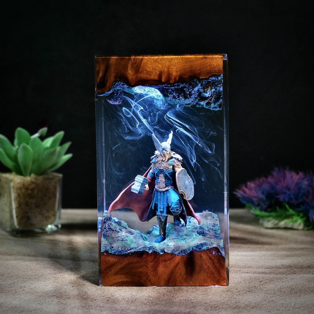 Đèn Trang Trí Resin Led Marvel Thor