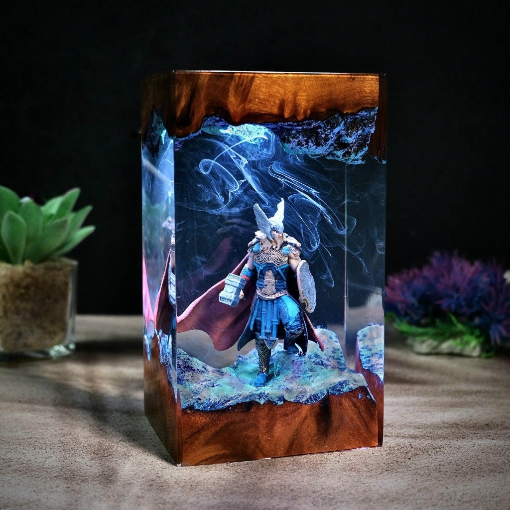 Đèn Trang Trí Resin Led Marvel Thor